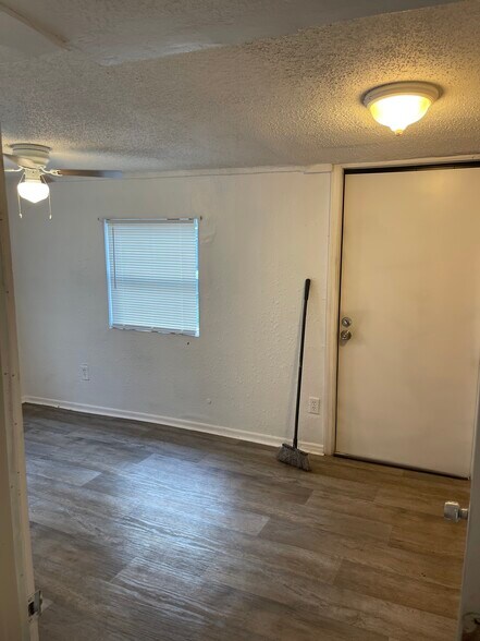 Building Photo - 8722 N Brooks St