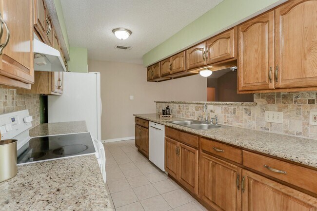 Building Photo - 2146 Greenbriar Colony Dr