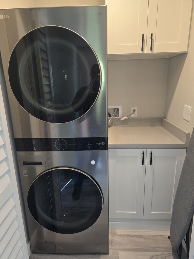 Washer/Dryer w/Storage - 904 Station St