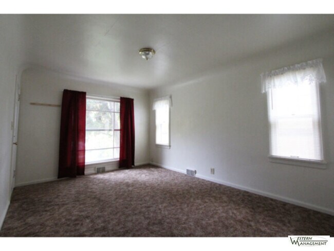Building Photo - Clean, quiet and comfortable!!