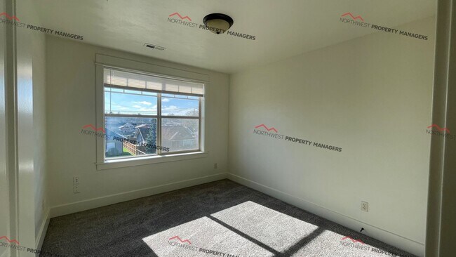 Building Photo - r223a