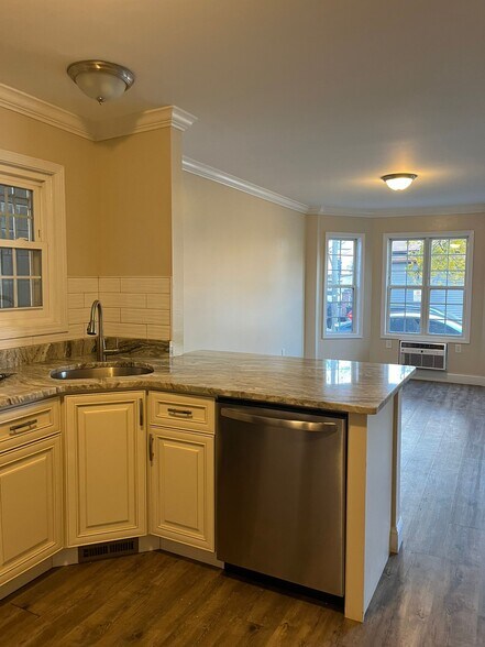 Building Photo - 35 Fairview Ave