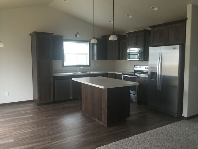 Building Photo - 3 Bed 2 Bath Twin Home