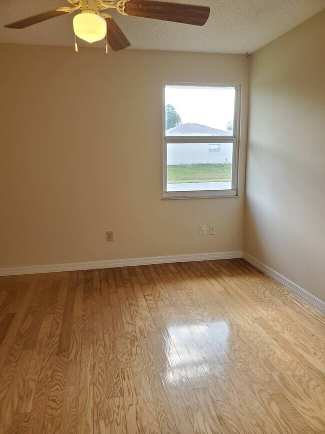 Building Photo - 3 bedroom 2 bath rental