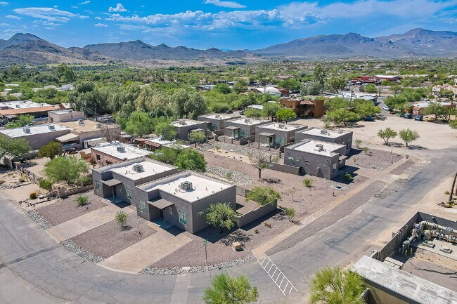 Building Photo - Downtown Cave Creek Patio Homes!