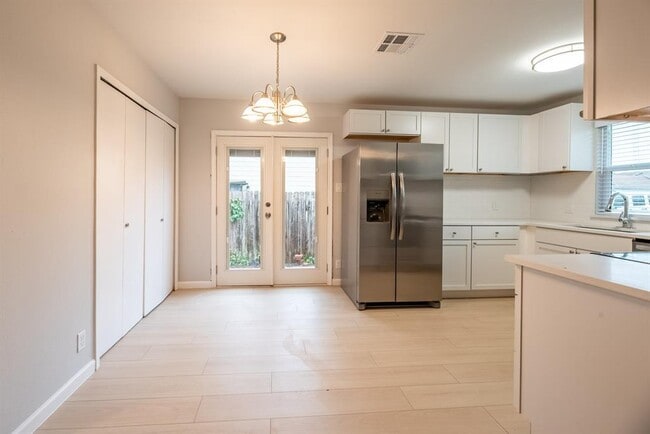 Building Photo - 8708 Pineridge Dr