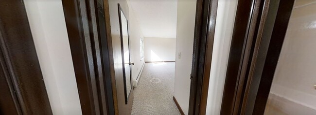 Building Photo - 12-380 Sunderland Rd, #12