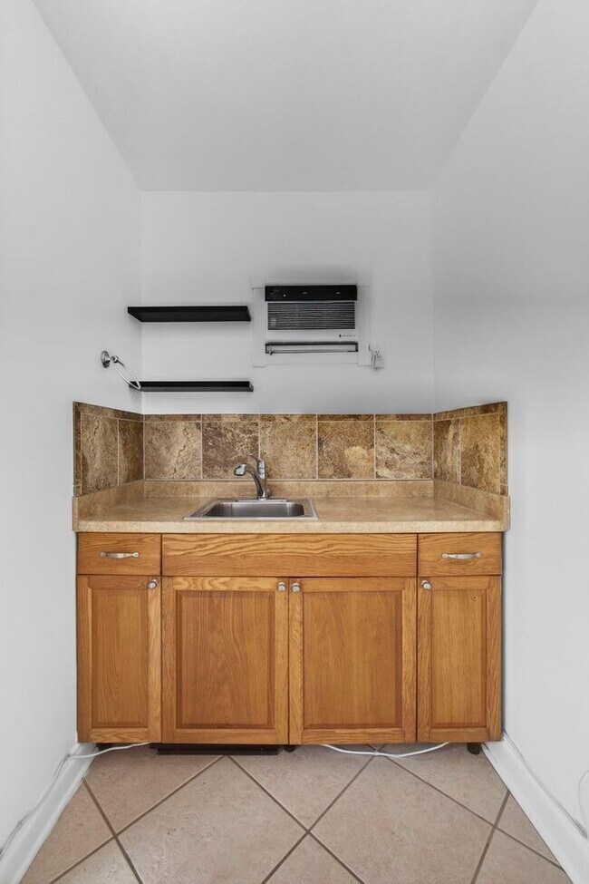 Building Photo - Historic West Palm Beach single-family home, with guest cottage!