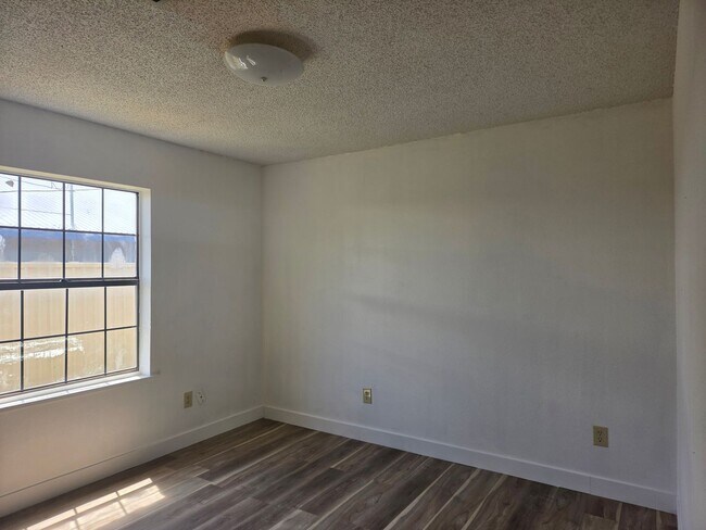 Building Photo - 1504 W Mann Ave