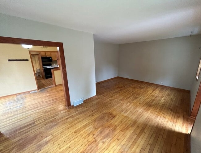 Building Photo - Click the “Apply Now” button or email wapmrentals@gmail.com for a prompt response.