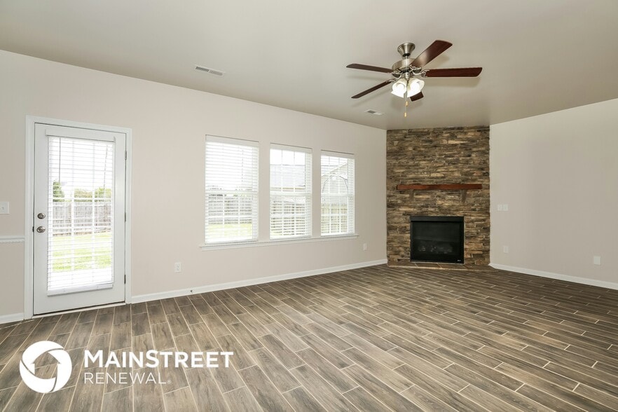 Building Photo - 105 Emerald Dr