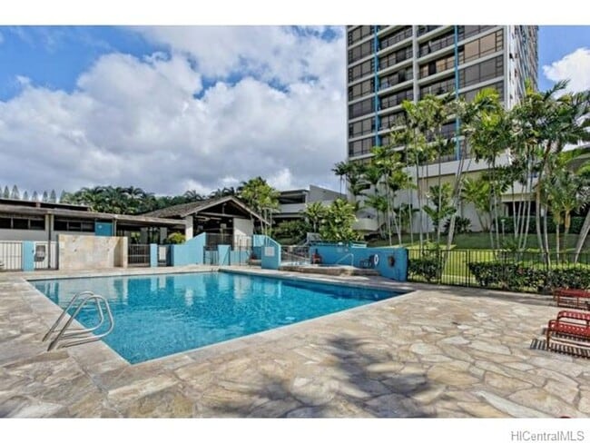 Building Photo - Pearl Regency with 2 Parking! Water views!