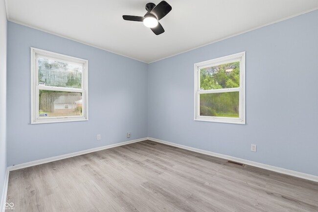 Building Photo - 1441 W Lynn Dr