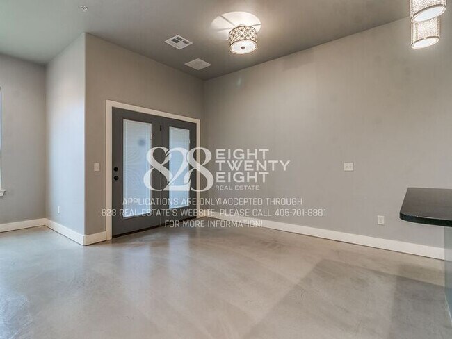 Building Photo - West Normans Best Kept Secret! 3 bd/2.5 bath Beautiful Townhome! *AVAILABLE NOW*