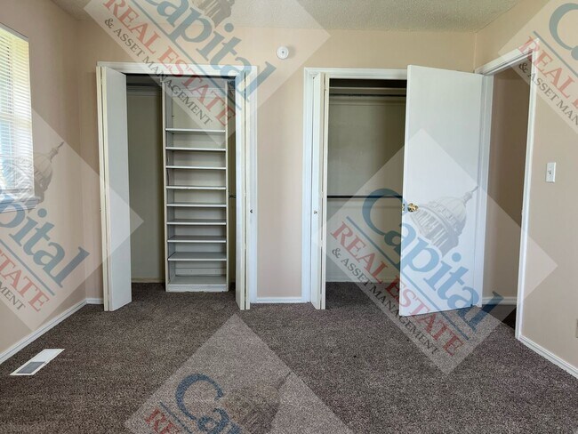 Building Photo - Charming 3 Bedroom