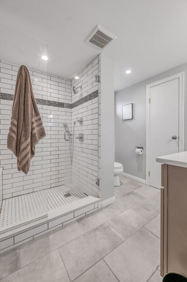 Building Photo - 653 Mt Vernon Dr