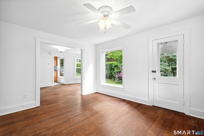 Building Photo - 290 Soundview Ave
