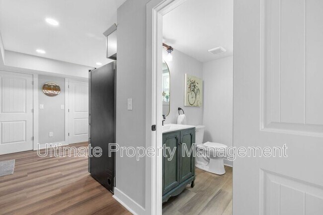 Building Photo - 610 N 10th St