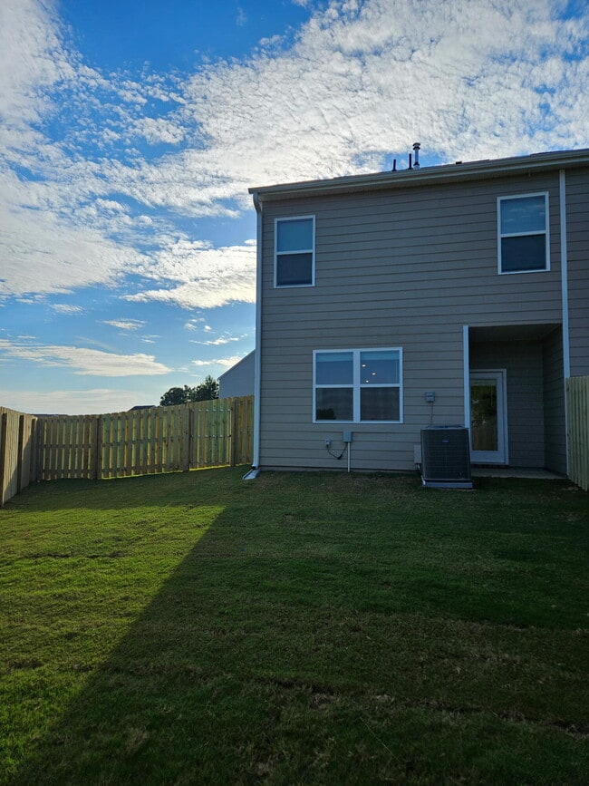 Building Photo - 811 Grovebury Ct
