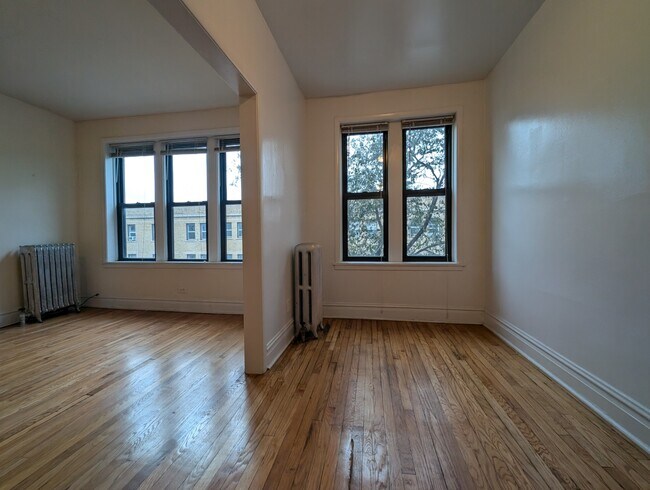 Building Photo - 2704 N Sawyer Ave