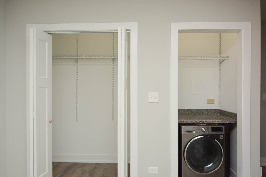 Building Photo - 533 W Belden Ave