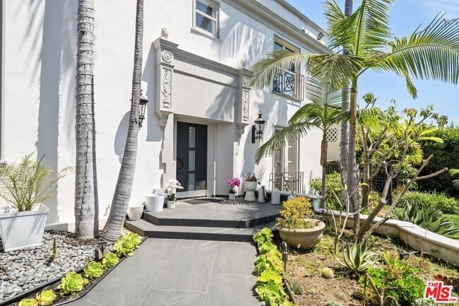 Building Photo - 910 N Crescent Dr