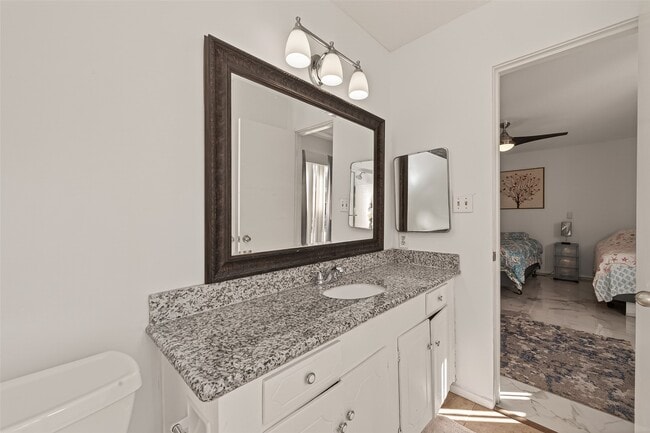 Building Photo - 2201 Fountain View Dr