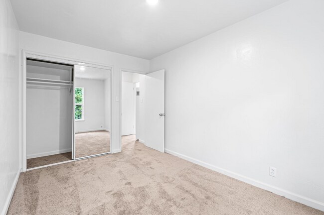 Building Photo - Newly Updated Oakland 3-Bed: Off-Street Pa...