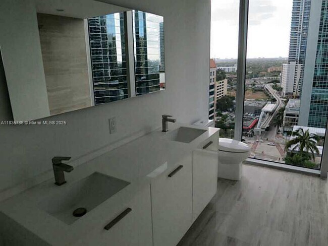 Building Photo - 1300 Brickell Bay Dr