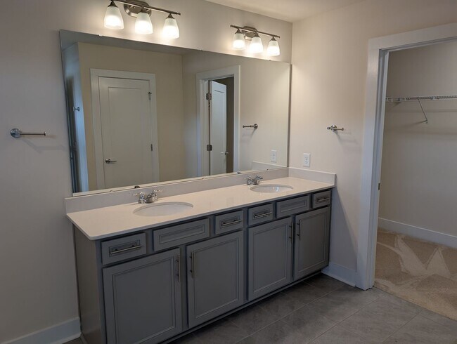 Building Photo - Georgeous townhome located in the Central ...
