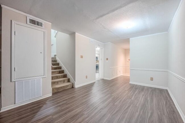 Building Photo - 8450 Ariel St