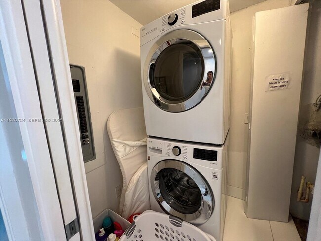 Building Photo - 2950 NE 188th St