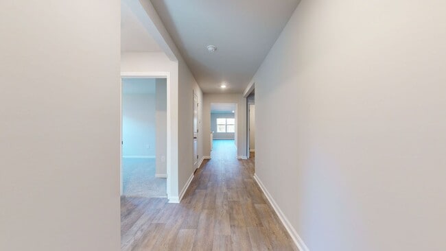 Building Photo - 4 bedroom Home in WATERSIDE!