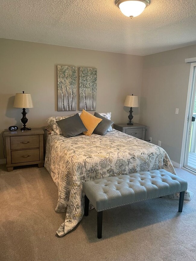 Building Photo - Beautiful fully furnished townhouse on the...
