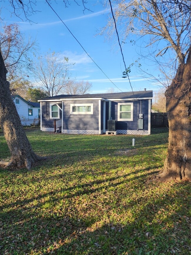 Building Photo - 4526 Kingsbury St