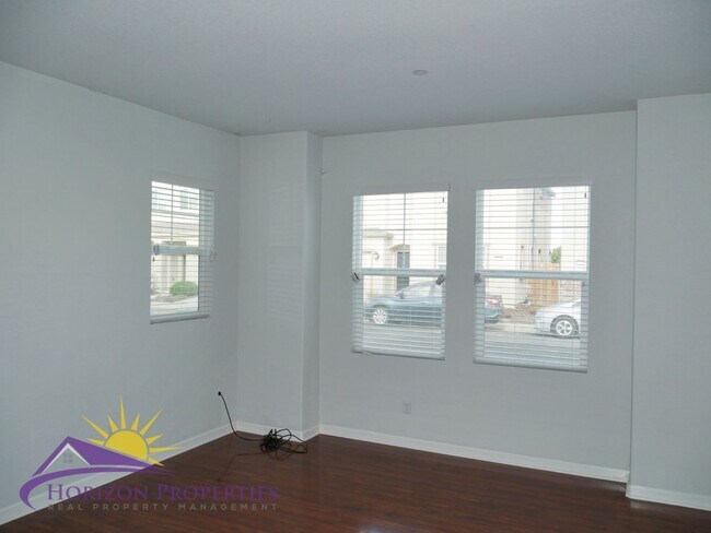 Building Photo - Modern Two-Story 4 Bed 2.5 Bath 1,807 sqft...