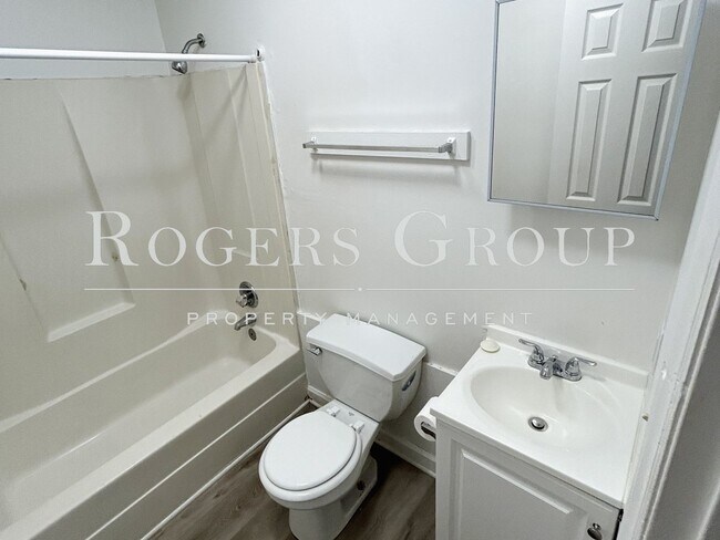 Building Photo - #450 - 416-418 Ridley St Duplex