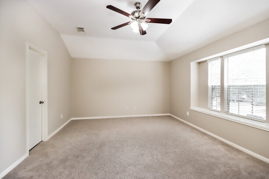 Building Photo - 6923 Echo Pines Dr