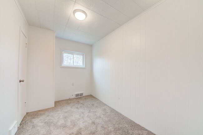 Building Photo - AVAILABLE JUNE 2026 -  4 Bedroom Full Renovation w/ Stunning Hilltop View & Central AC!