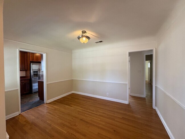 Building Photo - LOVELY 4BD 1,5BA HOME W/Large Backyard