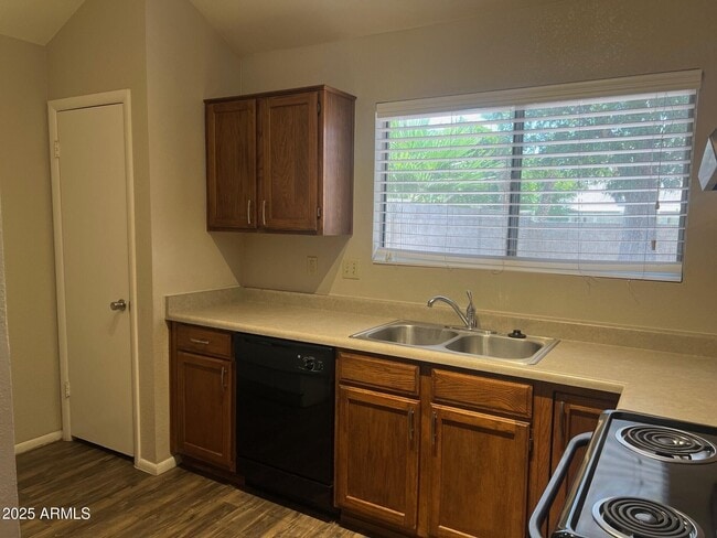 Building Photo - 728 N Hazelton Dr