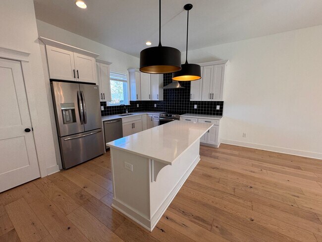 Building Photo - Available March Move In!!! Beautiful 3 Bedroom, 3.5 Bath Townhouse in East Nashville! Rooftop dec...