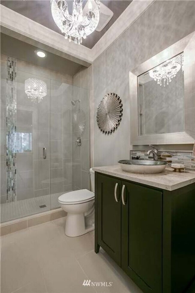 Building Photo - Beautiful 5 Bedroom 4 Bathroom Home in Lake Forest Park!