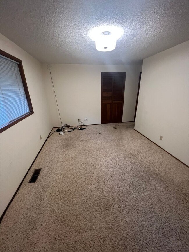 Building Photo - 250 NW Sunrise Dr