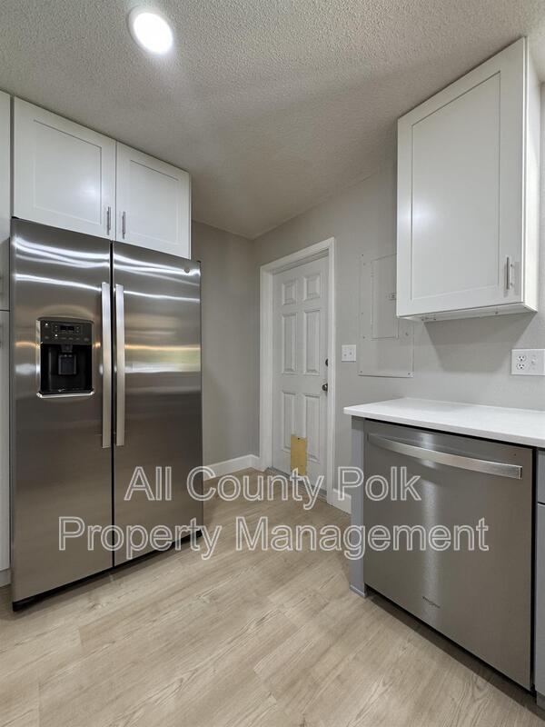 Building Photo - 2255 E Helen Cir