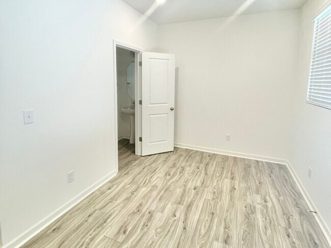 Building Photo - READY IN AUGUST 3 br 2.5 Townhome Near His...
