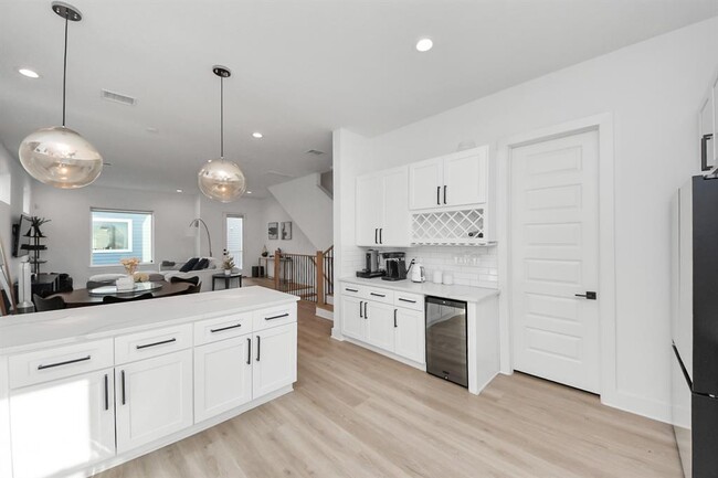 Building Photo - 1304 W 24th St
