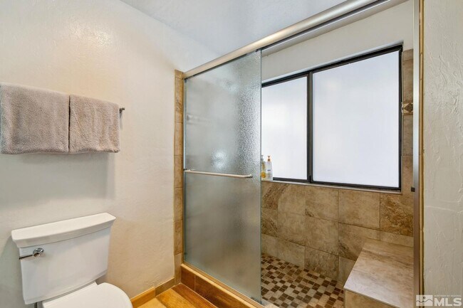 Building Photo - Large quiet condo backs to the forest