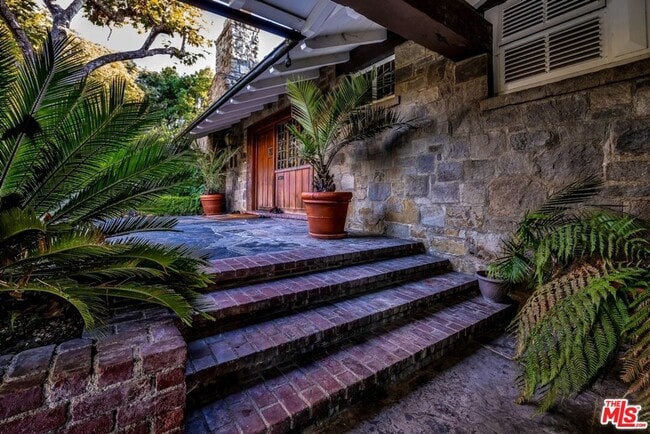 Building Photo - 829 Whittier Dr