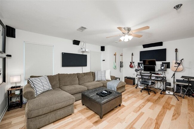 Building Photo - 6621 Mesa Hollow Dr